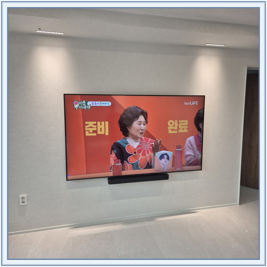 석재 느낌 벽면에 놓인 화면, TV 설치 참고 사진