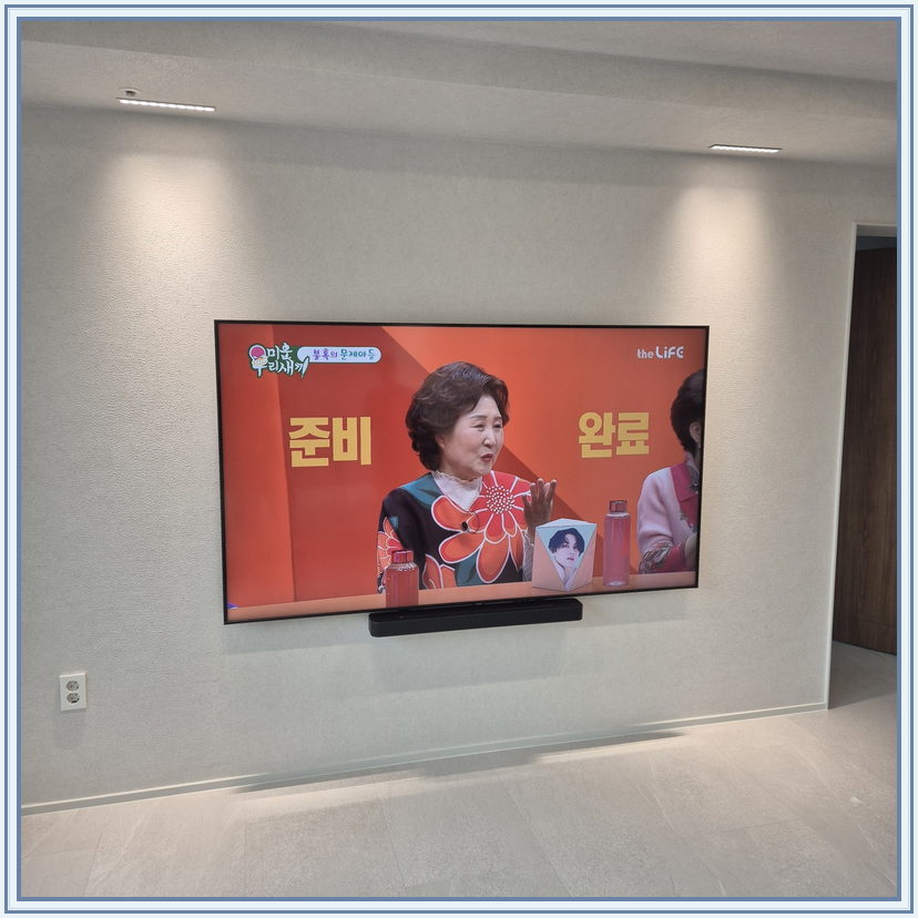 석재 느낌 벽면에 놓인 화면, TV 설치 참고 사진