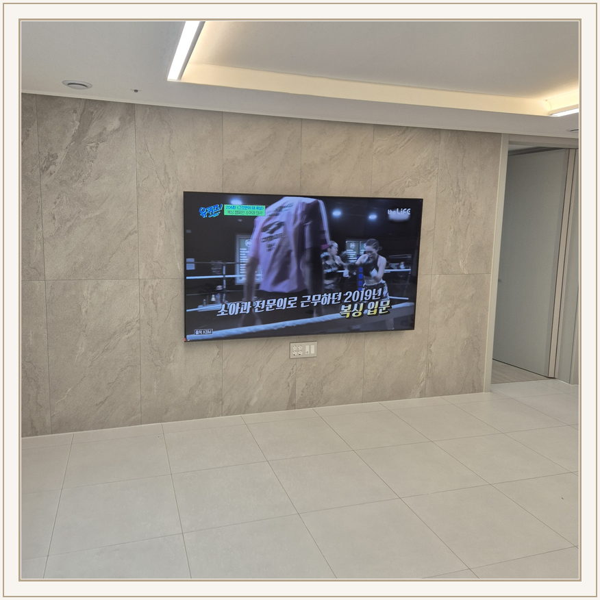 우드 톤 가구와 이어지는 벽면 화면, TV 설치 참고 사진