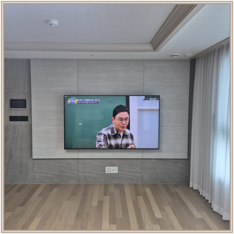 대형 장식벽과 TV 사이 여백, TV 설치 참고 사진