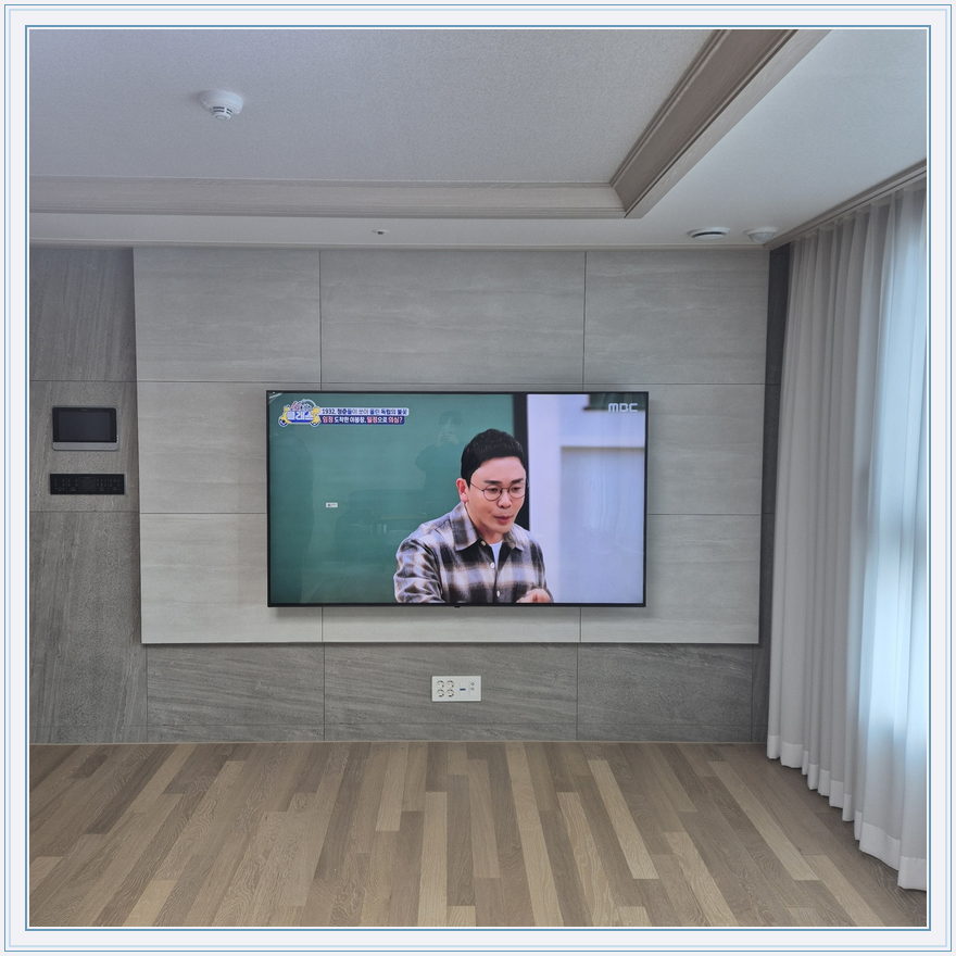 대형 장식벽과 TV 사이 여백, TV 설치 참고 사진