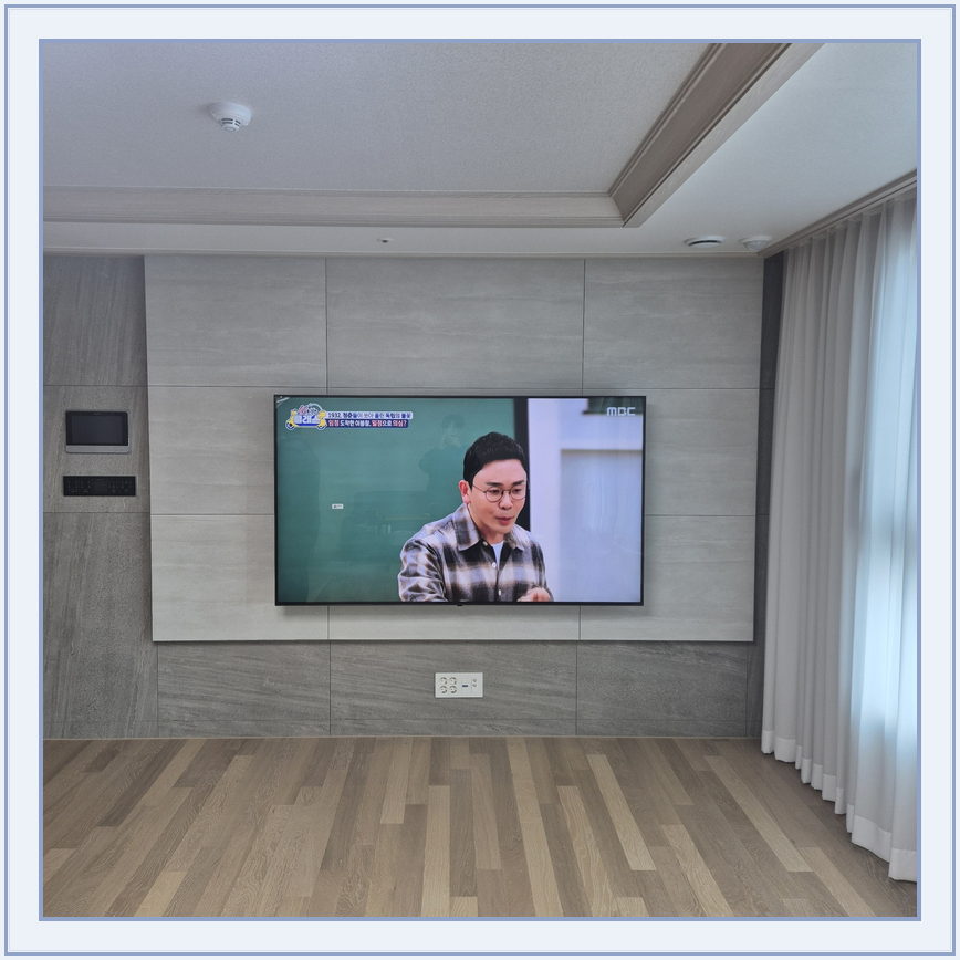 대형 장식벽과 TV 사이 여백, TV 설치 참고 사진