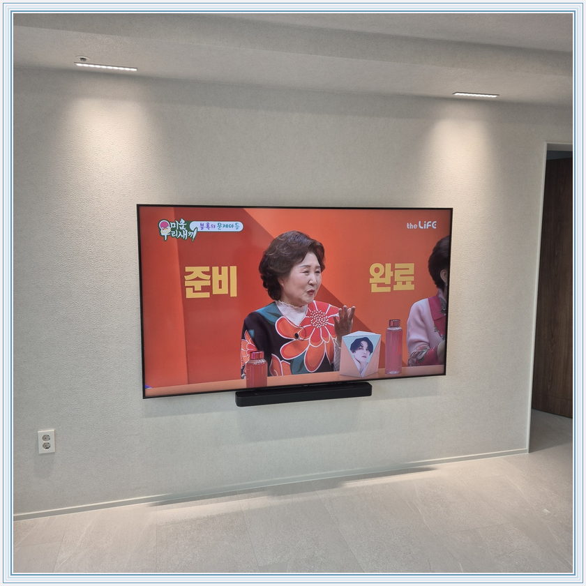 석재 느낌 벽면에 놓인 화면, TV 설치 참고 사진