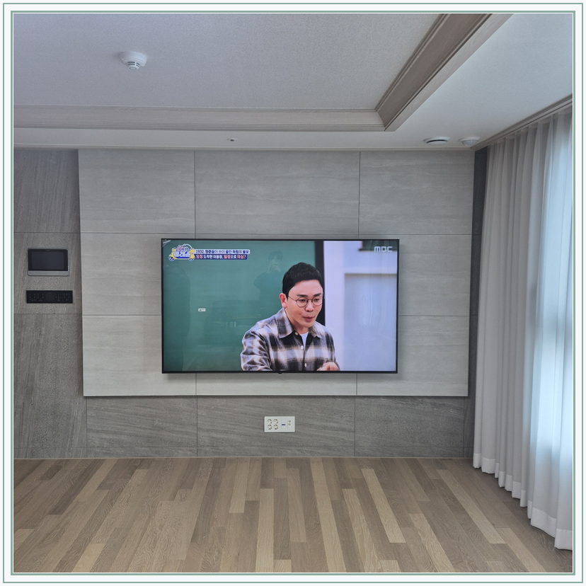 대형 장식벽과 TV 사이 여백, TV 설치 참고 사진