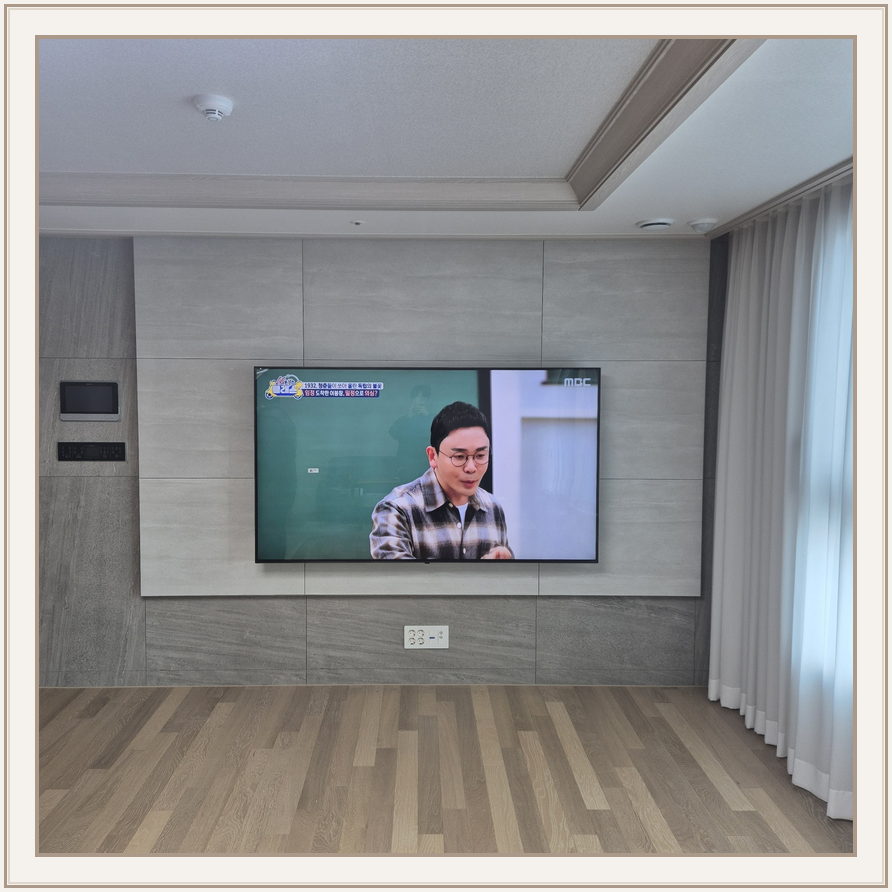 대형 장식벽과 TV 사이 여백, TV 설치 참고 사진