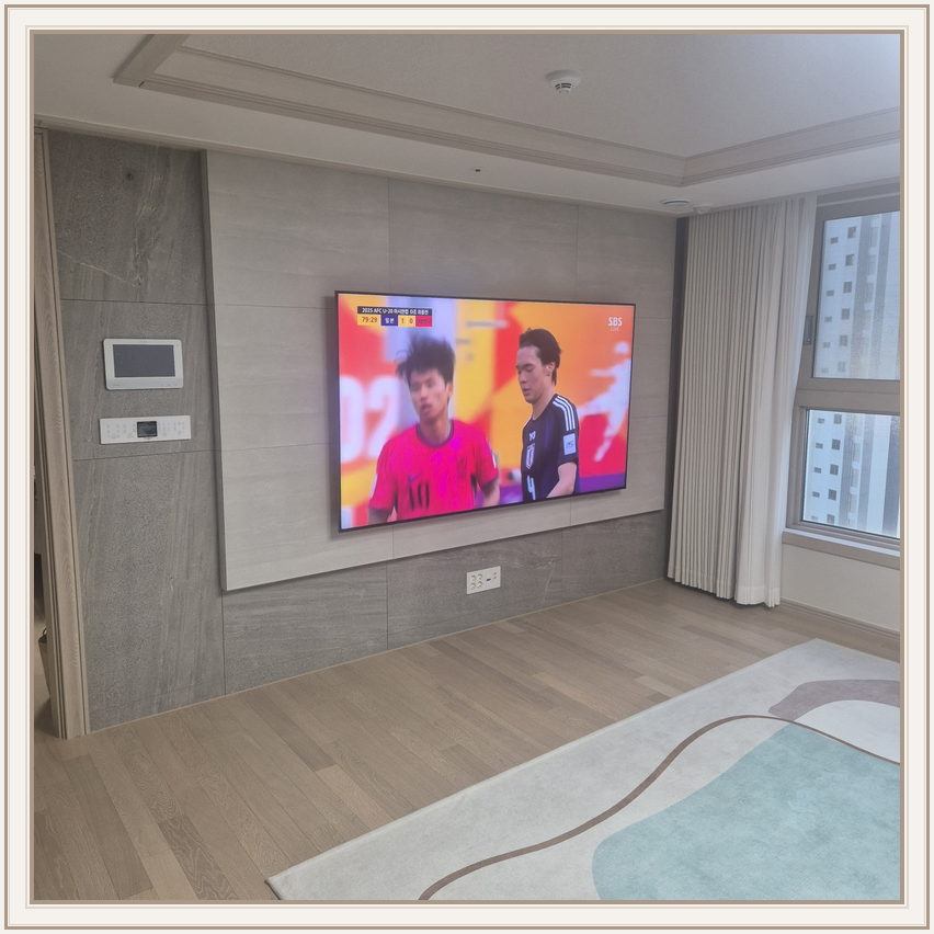 세로 장식 패널 옆 TV 설치 공간, TV 설치 참고 사진
