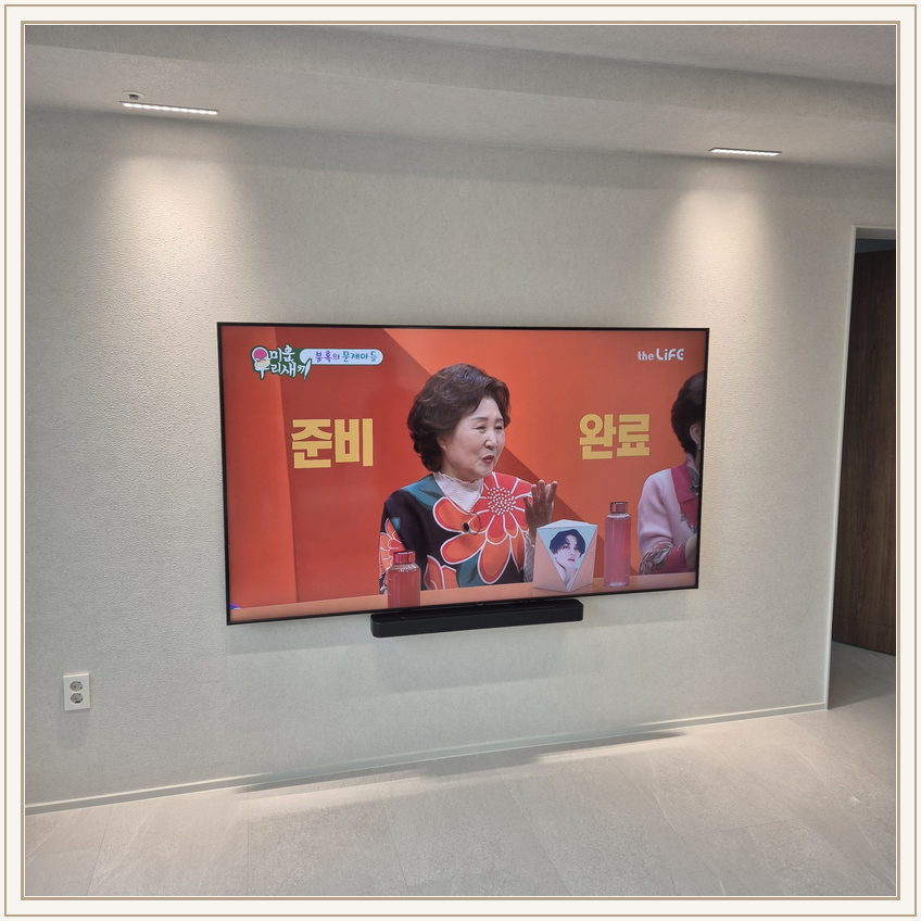석재 느낌 벽면에 놓인 화면, TV 설치 참고 사진