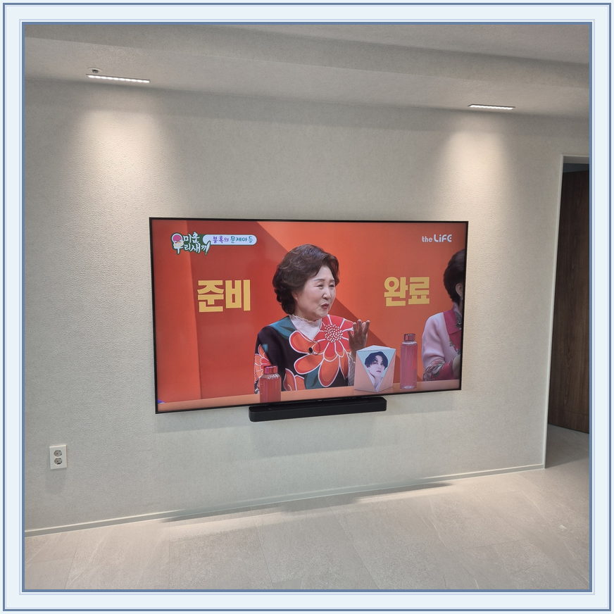 석재 느낌 벽면에 놓인 화면, TV 설치 참고 사진