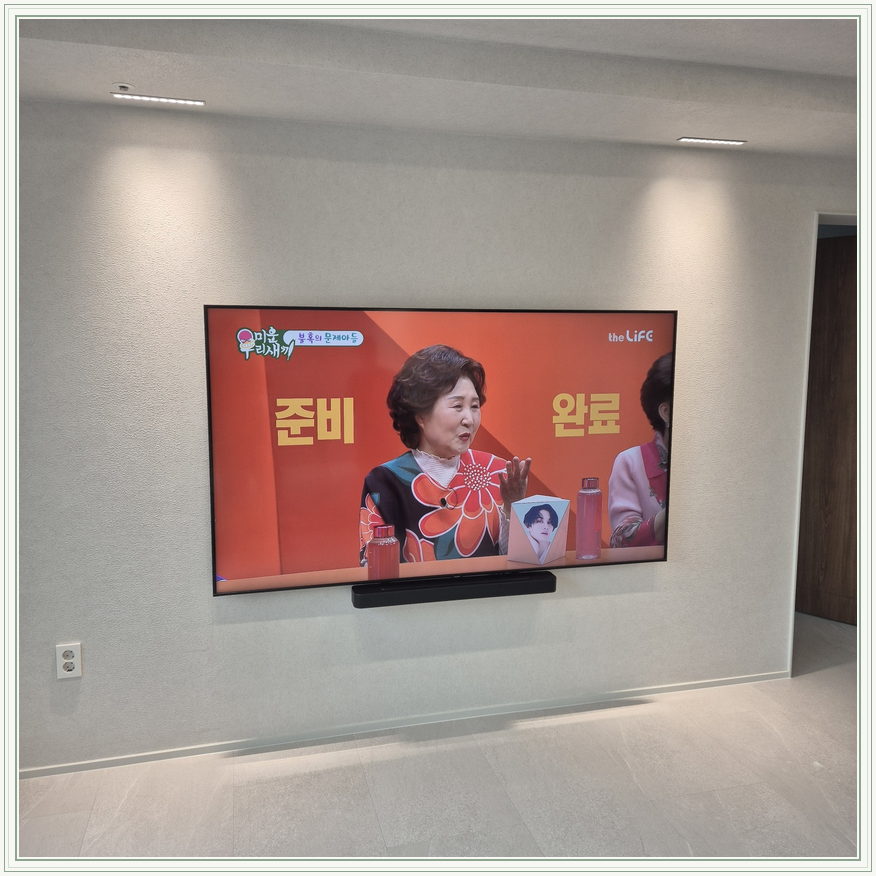석재 느낌 벽면에 놓인 화면, TV 설치 참고 사진